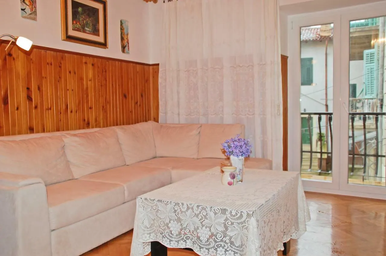 Gilda Lovran Apartment 0*,